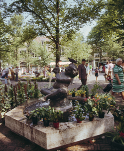 835796 Afbeelding van de bloemenmarkt op het Janskerkhof te Utrecht met op de voorgrond het door Mari Andriessen ...